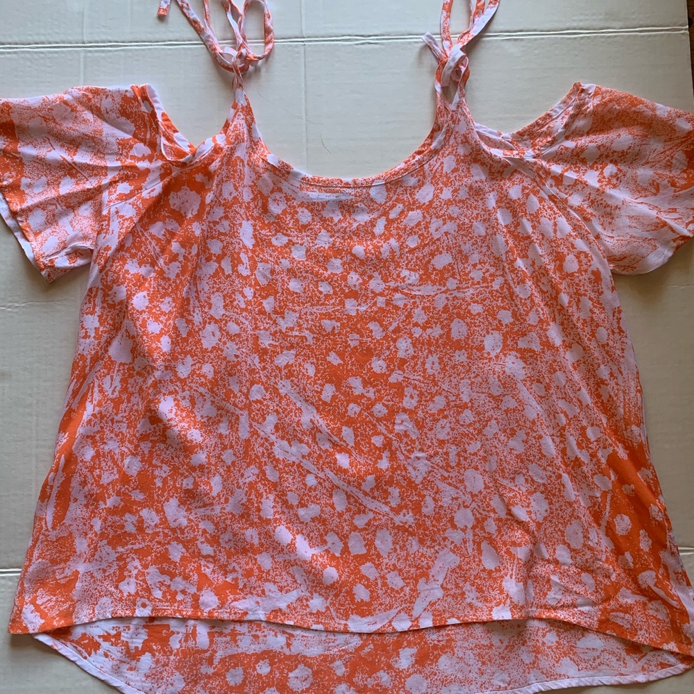Red haute | Red Haute NWOT Dyed cold-shoulder, Hi-Low Soft Top Size Small.